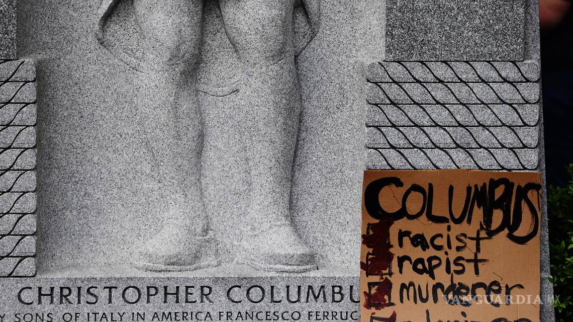 $!Monumentos y estatuas son víctimas de la ira y las protestas antirracistas en todo el mundo (fotos)