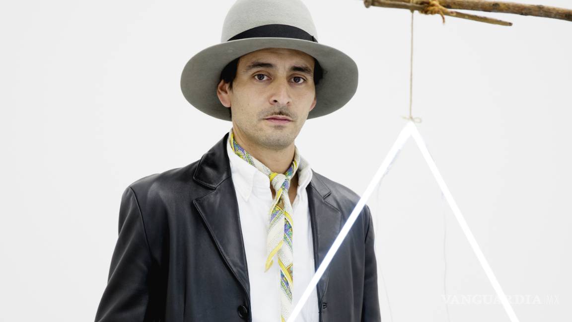 $!Avelina Lesper destruye obra de arte, luego intenta huir y todos creen que es un performance