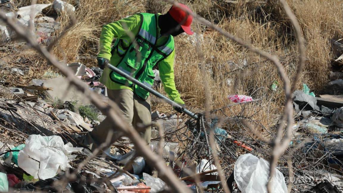 $!Cuadrillas municipales realizaron limpieza profunda en el Arroyo Madre para prevenir riesgos sanitarios y de inundación.