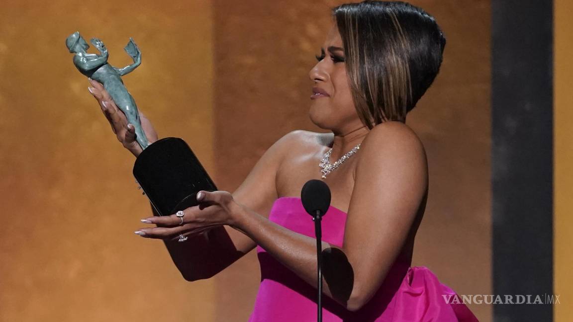 $!Ariana DeBose recibió el Premio SAG a la Mejor Actriz de Reparto, por West Side Story, la primera mujer latina y abiertamente lesbiana en recibirlo.