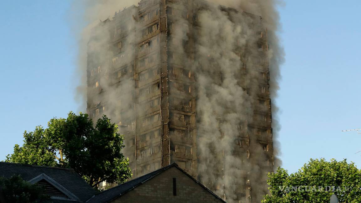 $!Impresionante incendio consume torre de departamentos en Londres