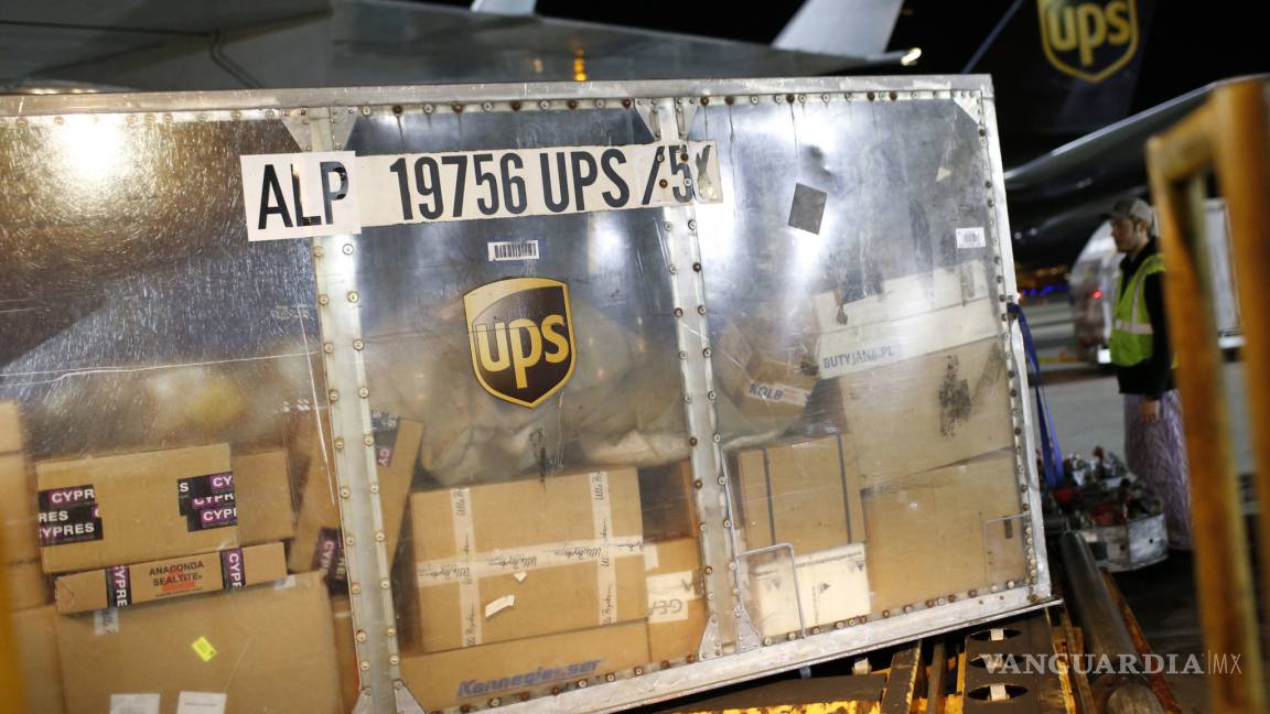 Acciones de UPS y FedEx caen tras reporte de que Amazon hará entregas