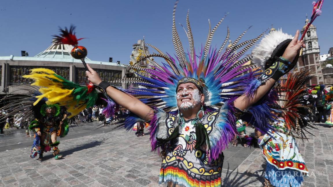 $!Un hombre se prepara para danzar en el atrio guadalupano en el festejo por los 491 años de la aparición de la Virgen de Guadalupe