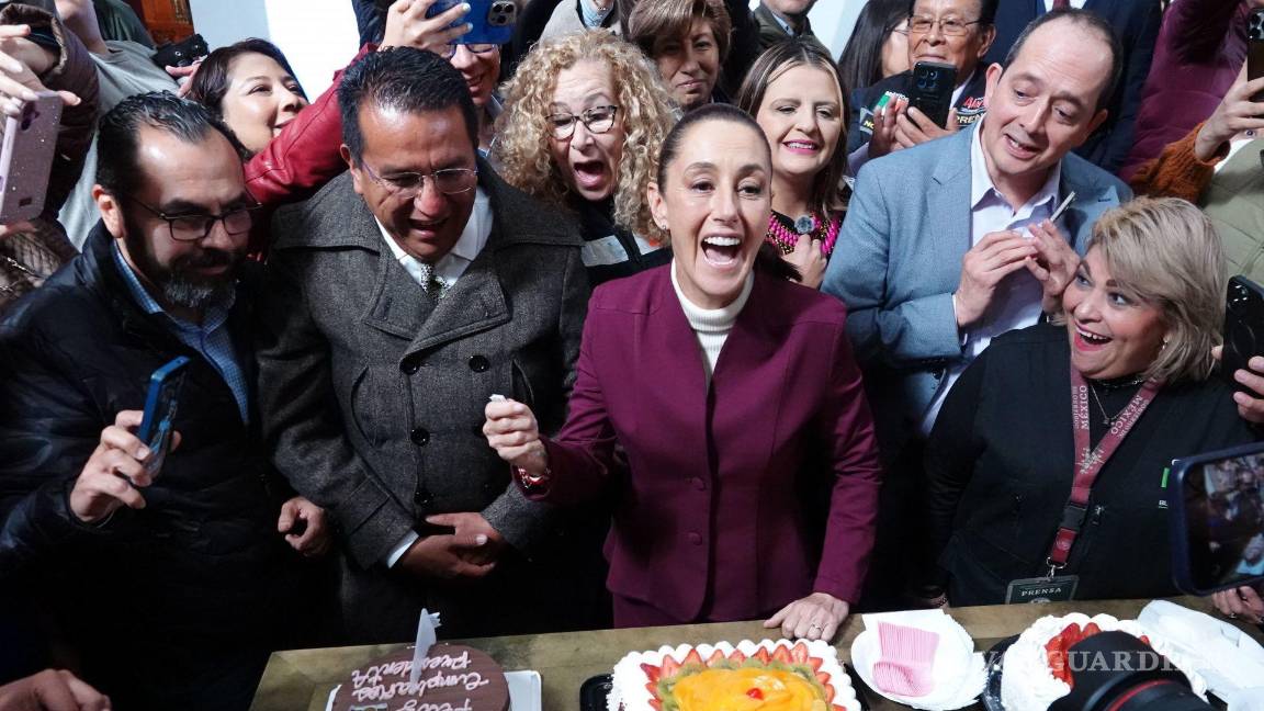 $!Al término de la conferencia matutina, la presidenta Claudia Sheinbaum Pardo partió y compartió su pastel de cumpleaños 63 con las y los representantes de la prensa.