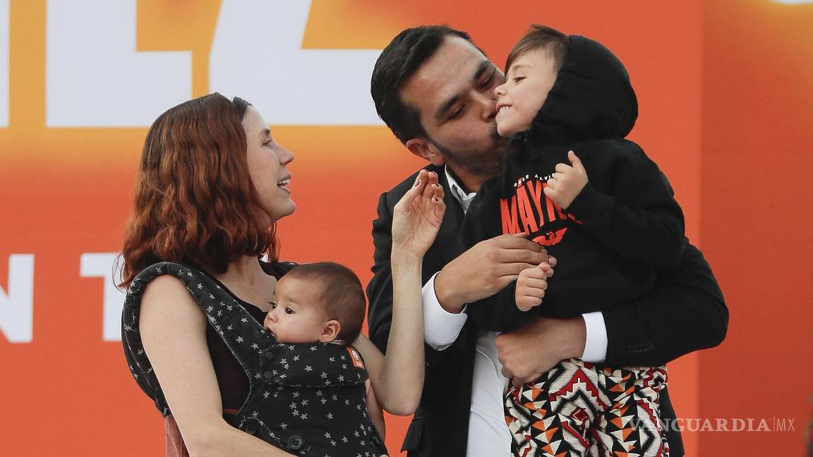 $!El aspirante presidencial por Movimiento Ciudadano (MC), Jorge Álvarez Máynez (c) acompañado de su familia en la explanada del INE en la Ciudad de México.