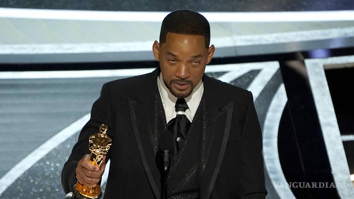 $!Will Smith accepts the award for best performance by an actor in a leading role for King Richard at the Oscars on Sunday, March 27, 2022, at the Dolby Theatre in Los Angeles. (AP Photo/Chris Pizzello)