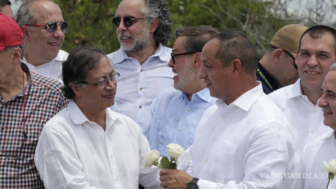 $!El presidente de Colombia, Gustavo Petro (i) y Ramón Velásquez Araguayán (d), ministro de Transporte de Venezuela.