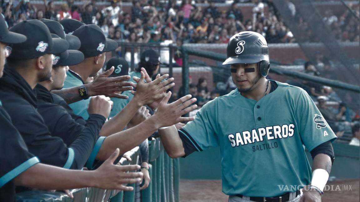 $!El saltillense Fernando Villegas animó a la afición cada vez que se paró frente al plato de home.