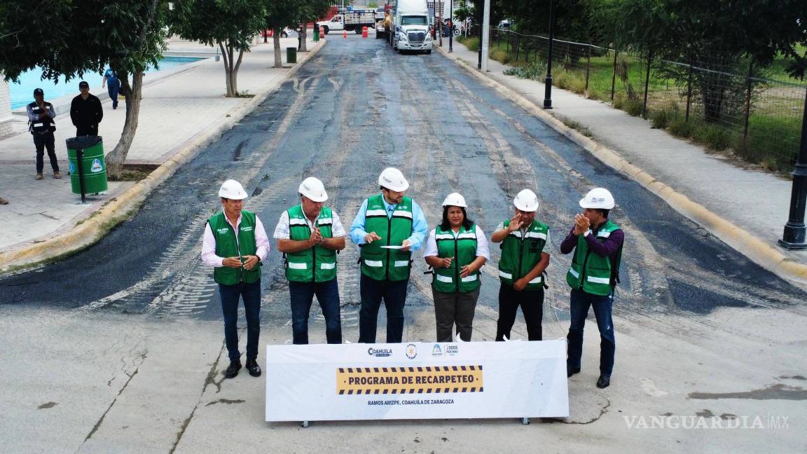 $!El alcalde Tomás Gutiérrez dio el banderazo de inicio a la octava obra del programa “Tramos de recarpeteo”.