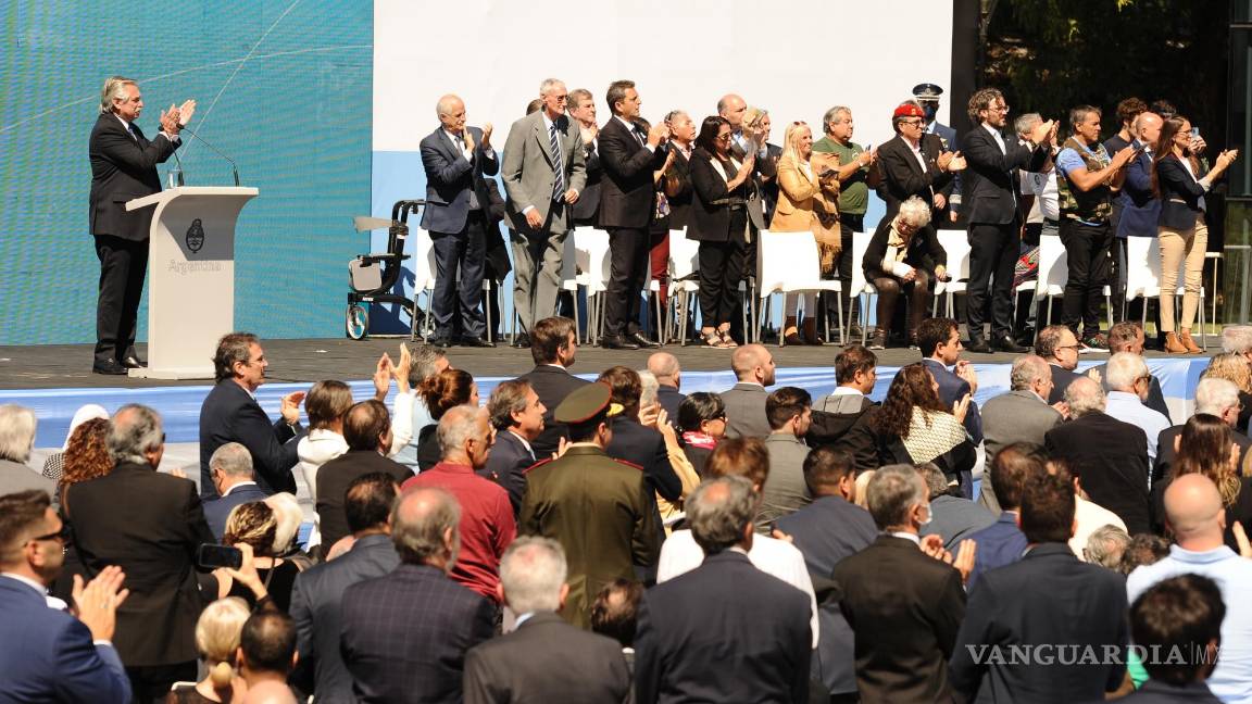 $!El presidente Alberto Fernández aplaude a veteranos y familiares de caídos en combate durante el aniversario del inicio de la Guerra de Malvinas.