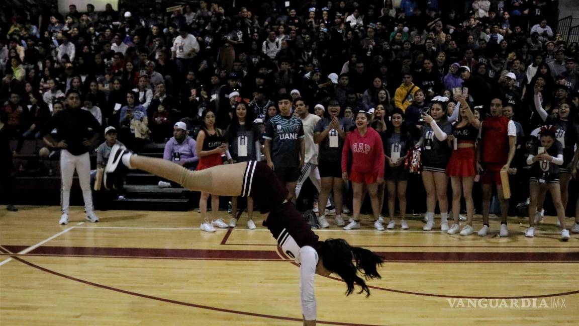 $!El equipo de porra hizo una breve presentación para los presentes.