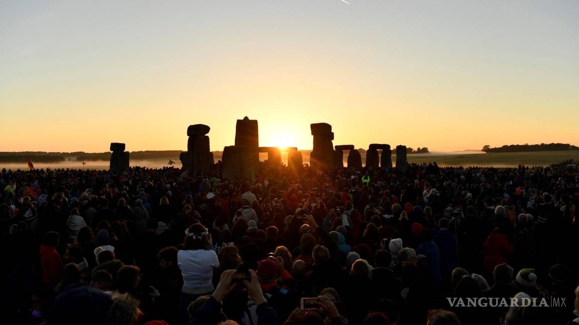 En Stonehenge se congrega miles de personas para recibir el solsticio de verano