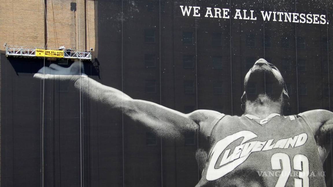 Quitan pancarta de LeBron James en Cleveland