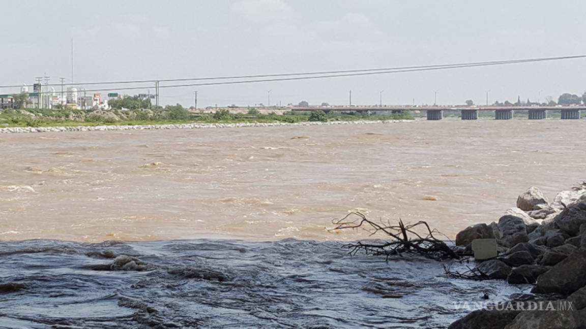 Por desbordamientos refuerzan bordos del río Nazas (Fotos)