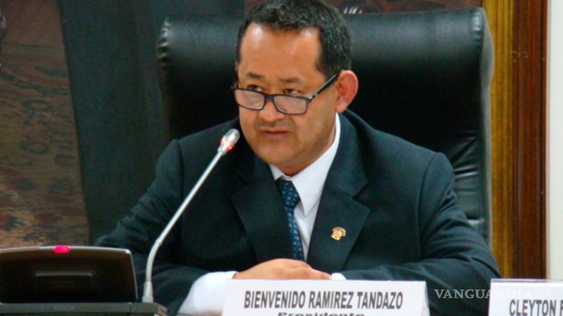 Por leer mucho da Alzheimer, dice parlamentario peruano