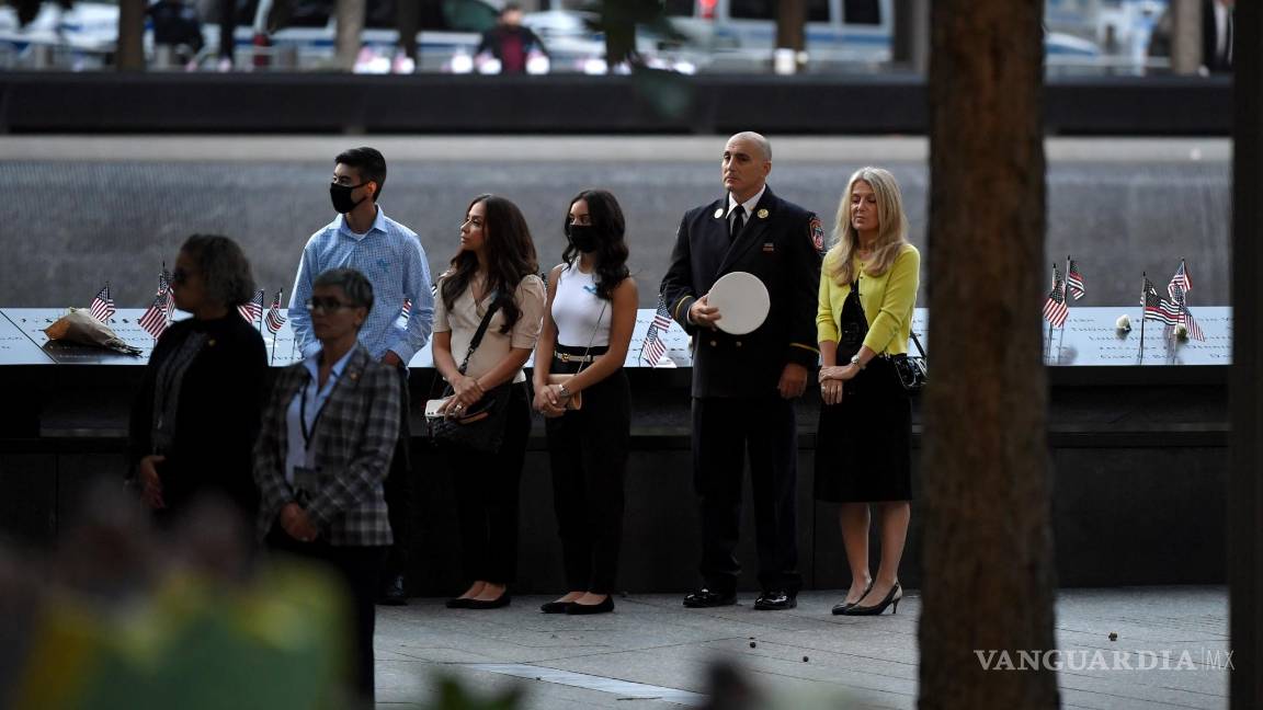 $!Los asistentes escuchan el Himno Nacional de Estados Unidos en el Monumento Nacional del 11-S mientras participan en una ceremonia que conmemora el 20 aniversario de los ataques del 11-S en el World Trade Center, en Nueva York. EFE/EPA/Ed Jones