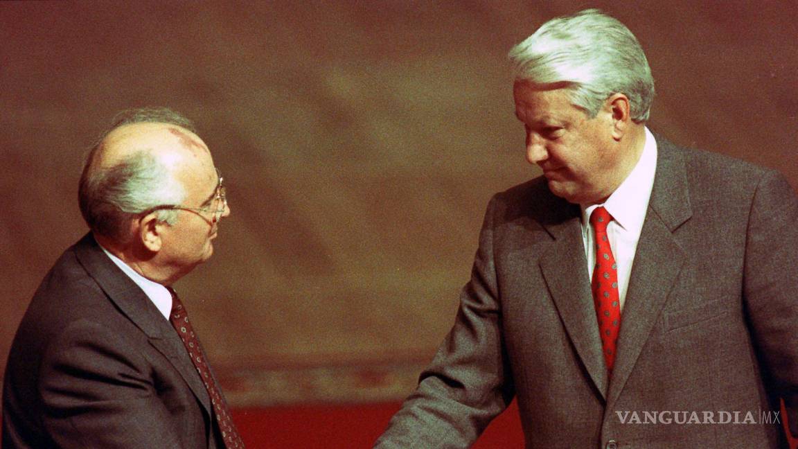 $!El presidente ruso Boris Yeltsin saluda al exgobernante soviético Mijaíl Gorbachov en el recinto de la Federación Rusa en Moscú, el 23 de agosto de 1991.