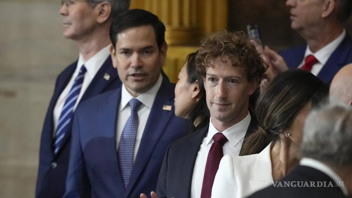 $!El director ejecutivo de Facebook, Mark Zuckerberg (derecha), seguido por el candidato a secretario de Estado, Marco Rubio, llega al Capitolio.