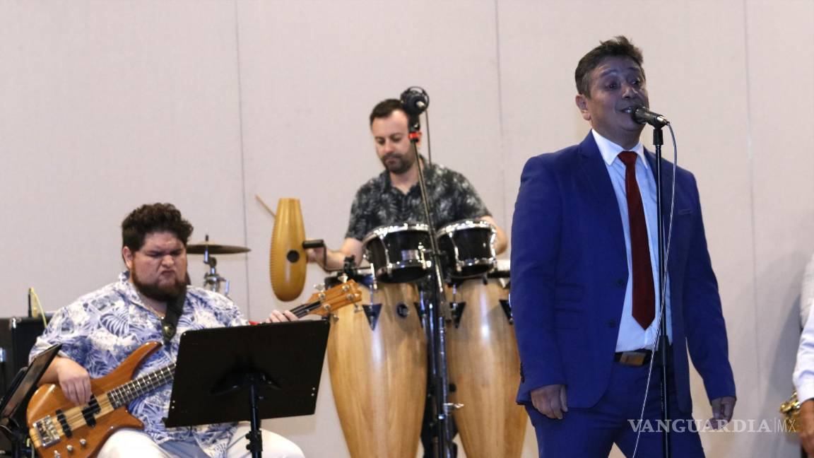 $!Francisco Ramírez interpretó “Fly me to the moon” y “Sway”.