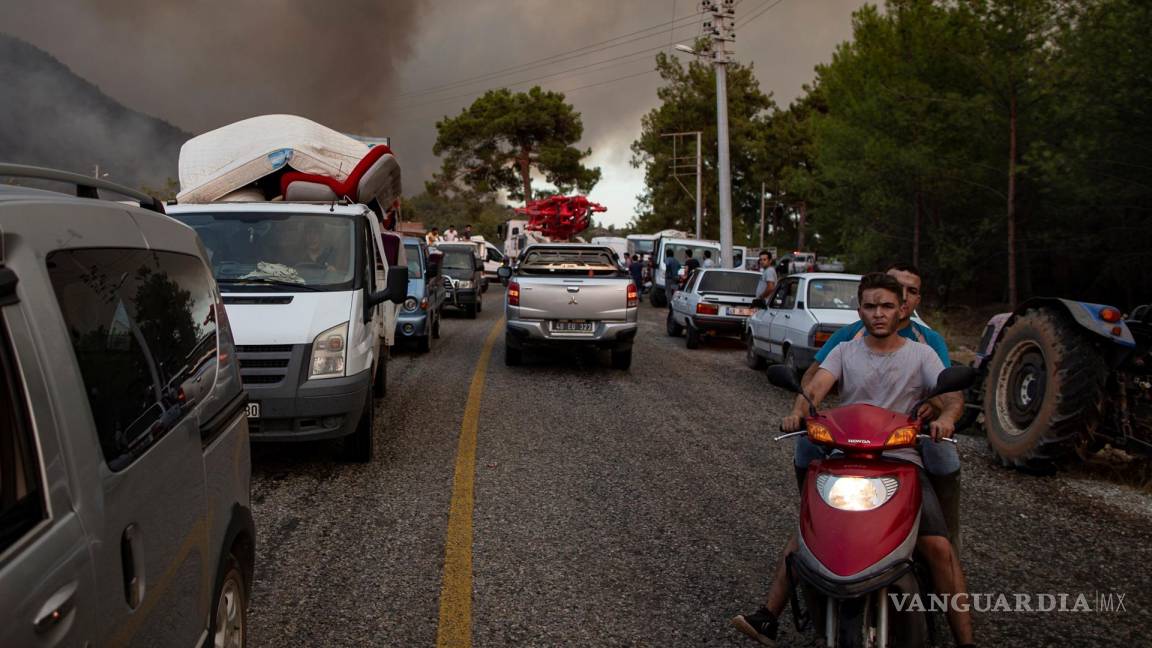 Incendios consumen poblados cerca de playas en Turquía