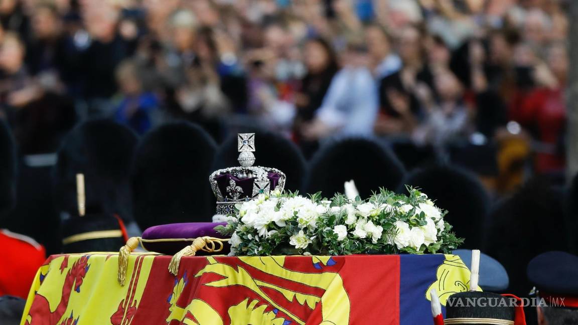 $!El ataúd con el cuerpo de la Reina Isabel II, envuelto en el estandarte real con la Corona del Estado Imperial en la parte superior.