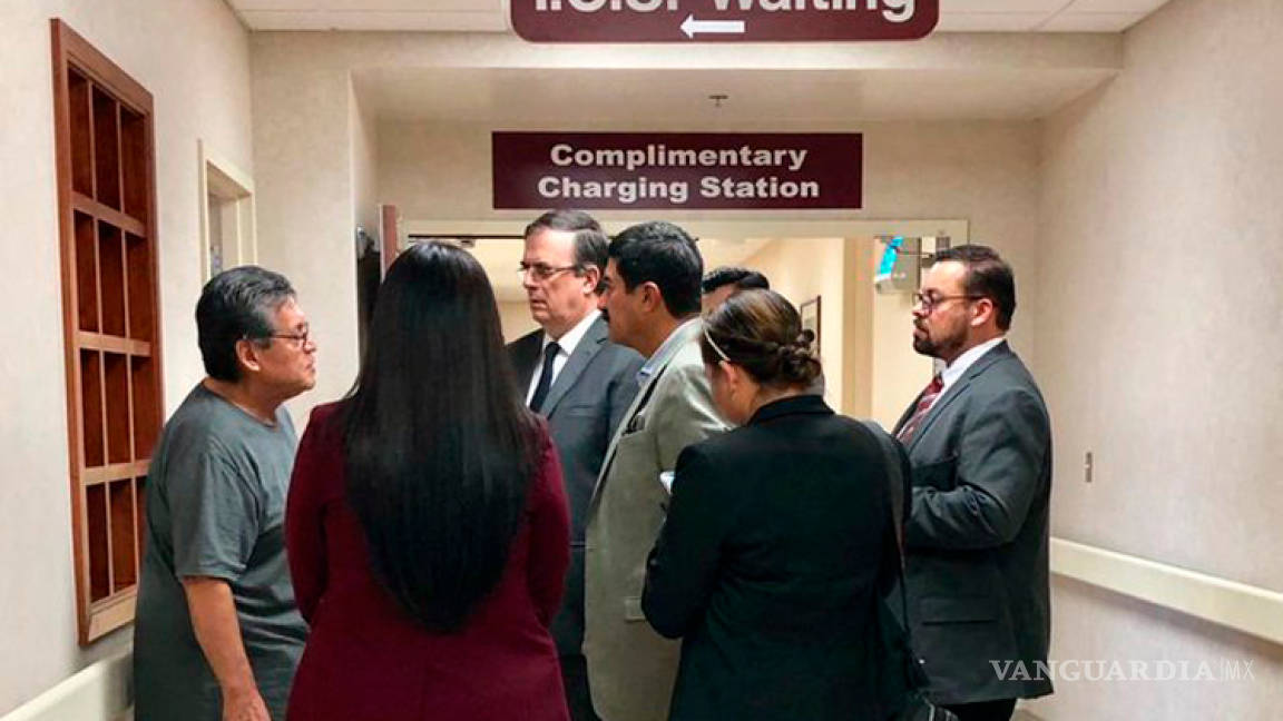 Ebrard visita hospital de Texas para mostrar apoyo a víctimas del tiroteo