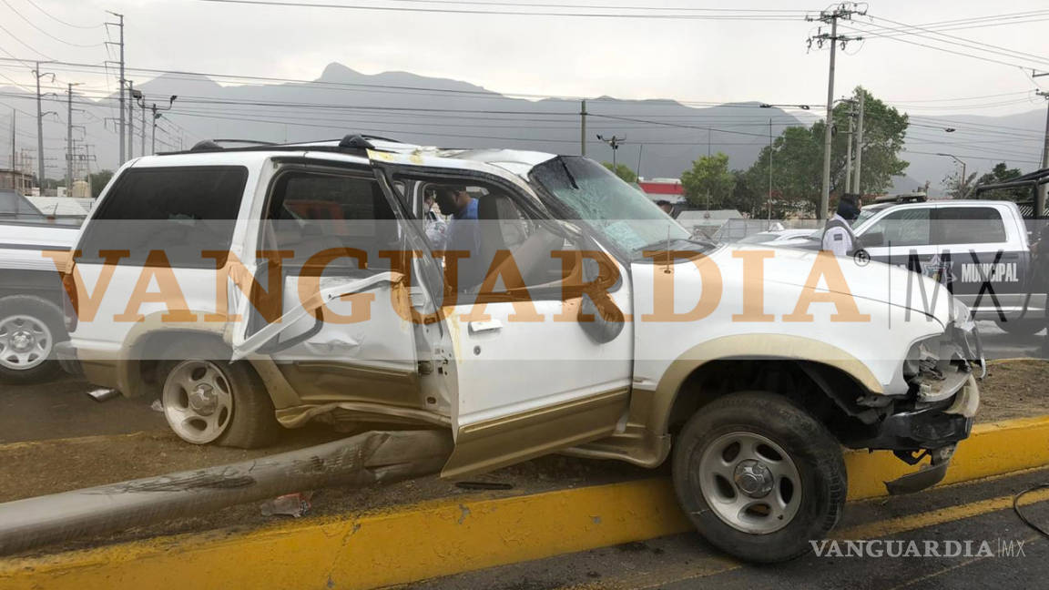 Conductora pierde el control por lluvia y choca contra luminaria en Saltillo