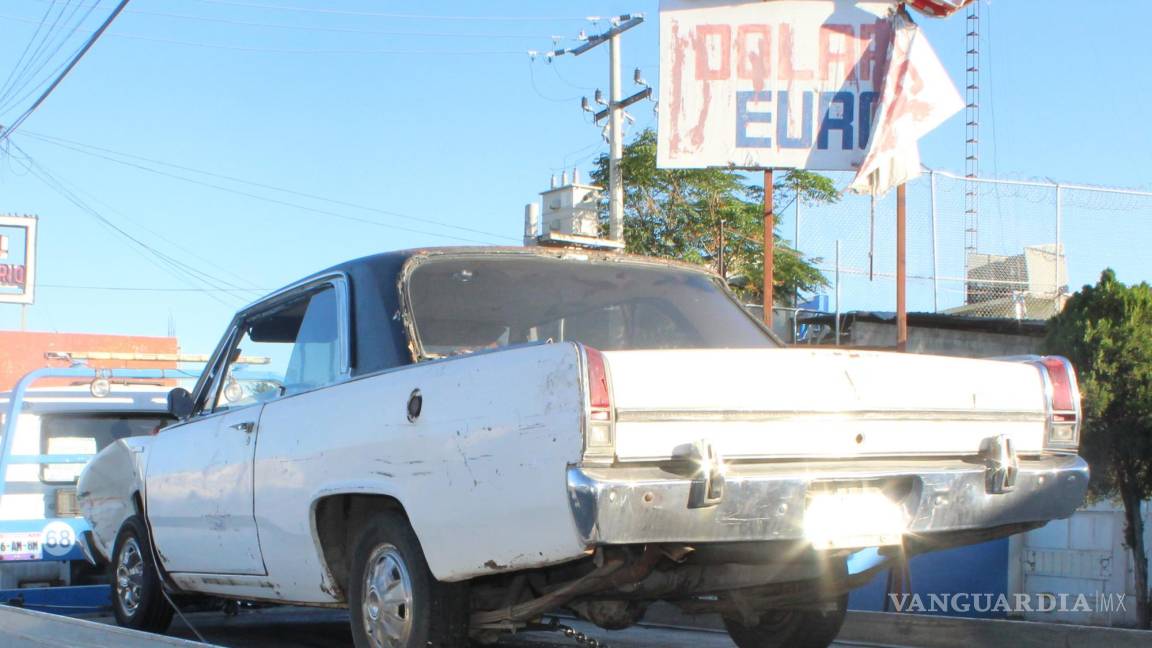 Quita derecho de paso e impacta su clásico contra otro vehículo en LEA en Saltillo