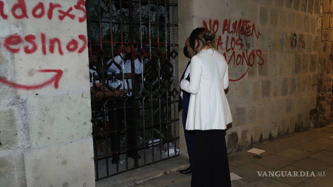 $!Invitados a la boda de la exlideresa sindical Elba Esther Gordillo y el abogado Luis Antonio Lagunas Gutiérrez llegan a donde se celebró la ceremonia religiosa, después de que manifestantes de la sección 22.