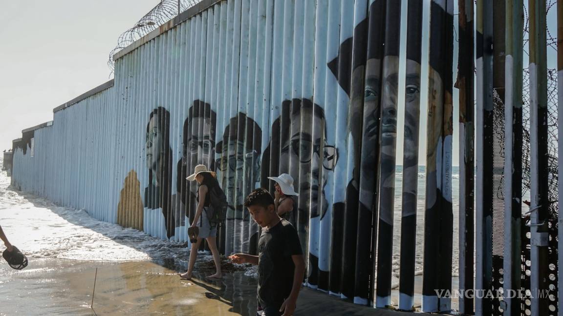 Plasman a deportados en el muro fronterizo en las playas de Tijuana