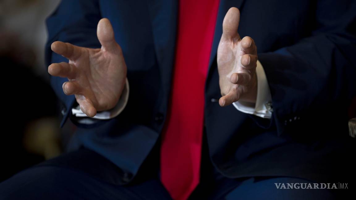 $!El expresidente Donald Trump hace gestos durante una entrevista en Mar-a-Lago, su club privado y residencia en Palm Beach, Florida.