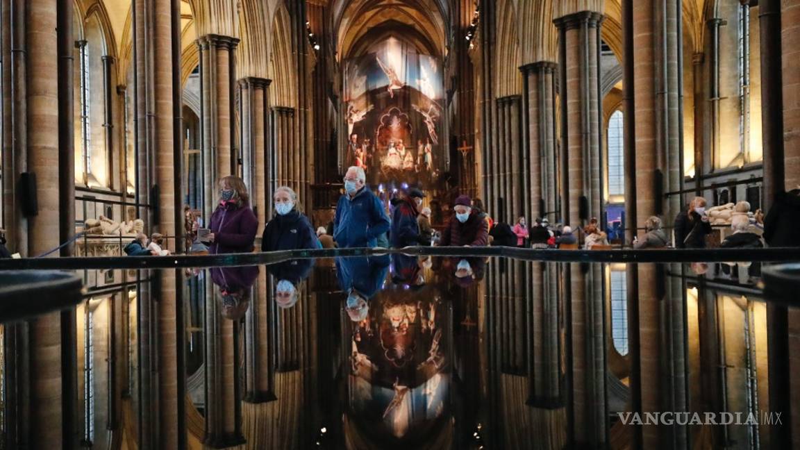 $!Músico de la Catedral de Salisbury toca música mientras reciben la vacuna contra la COVID-19