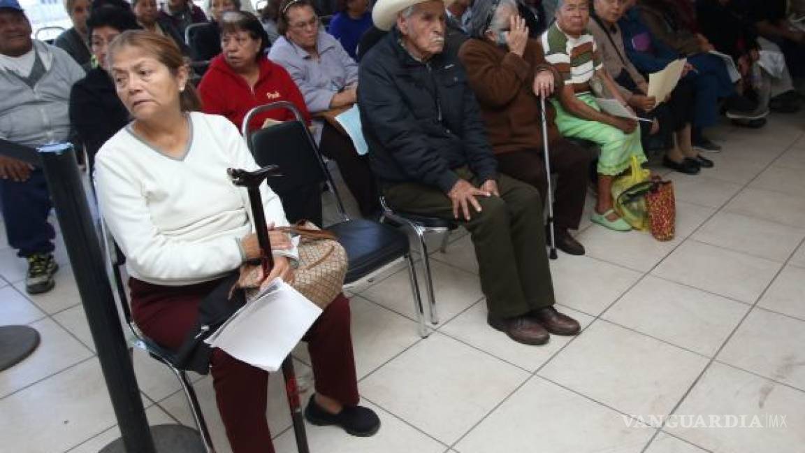En Saltillo es un martirio para ancianos cobrar apoyos de 65 y Más