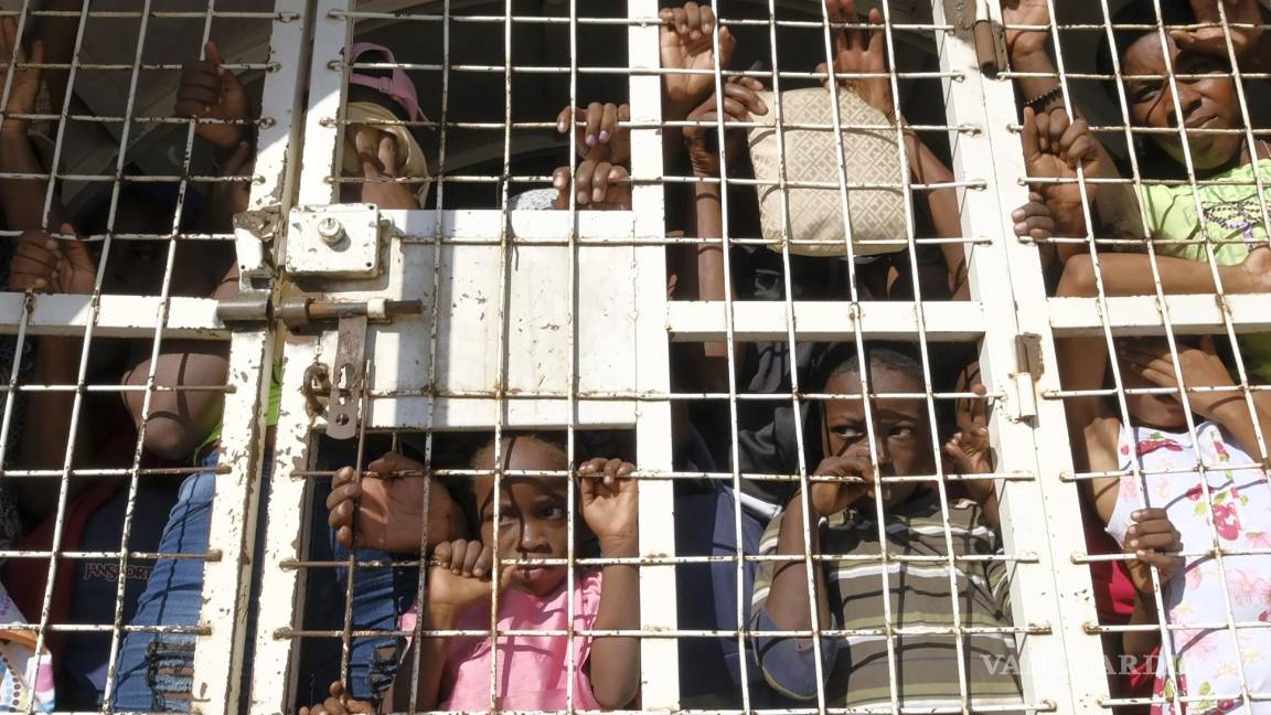 $!Haitianos detenidos a la espera de ser deportados en República Dominicana, y Haití, el 11 de octubre de 2023.