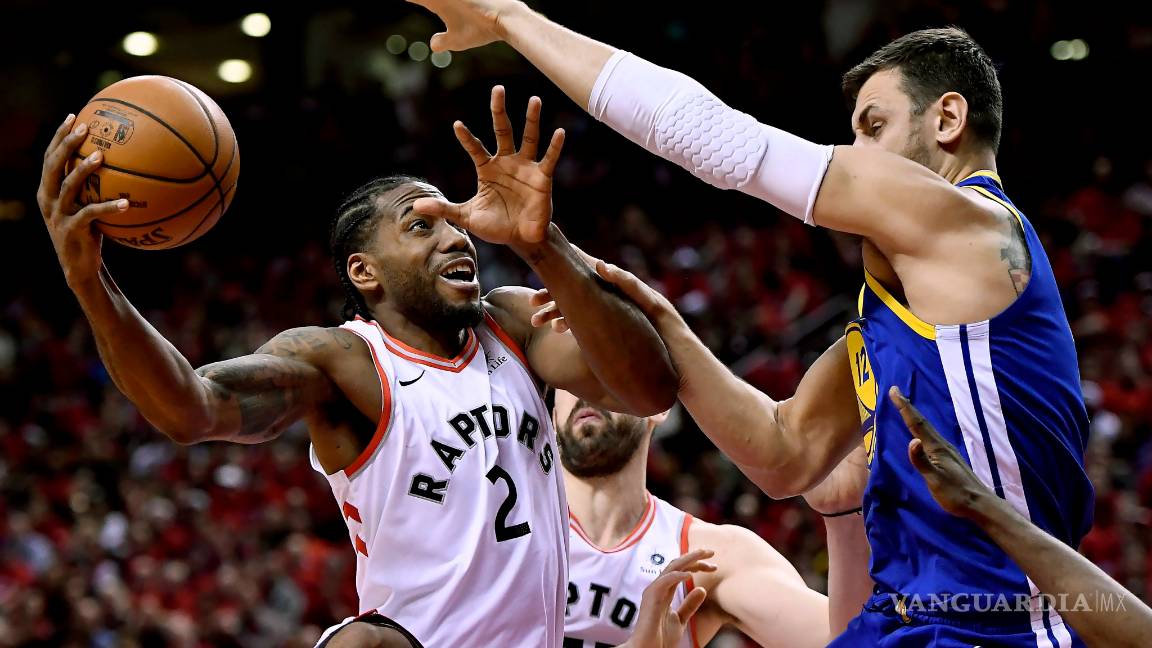 $!En un frenético cierre, Warriors gana a los Raptors y se llevan el segundo de la serie