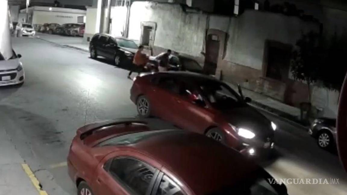 Saltillo: jóvenes vandalizan auto en la colonia Topochico, los exhiben en video