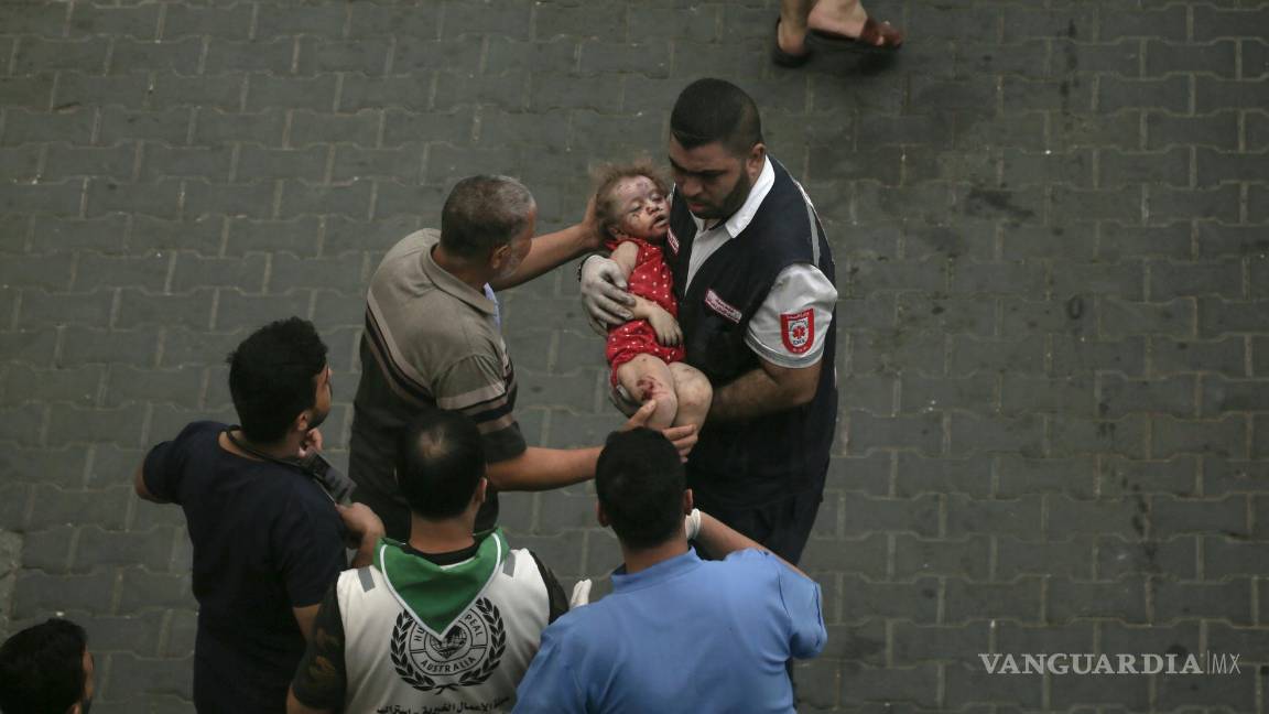 $!Palestinos cargan a un niño herido en el hospital Al-Shifa en la ciudad de Gaza