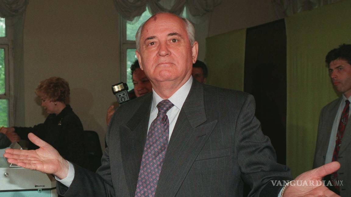 $!El expresidente soviético y candidato presidencial de Rusia, Mikhail Gorbachev, hace un gesto mientras habla con los reporteros en Moscú, el 16 de junio de 1996.