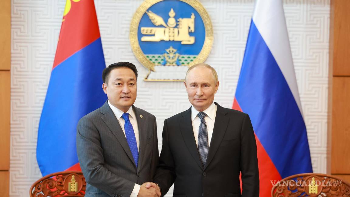 $!El presidente ruso, Vladimir Putin y el presidente del Gran Khural Estatal de Mongolia, Dashzegve Amarbayasgalan, se estrechan la mano en Ulaanbaatar.
