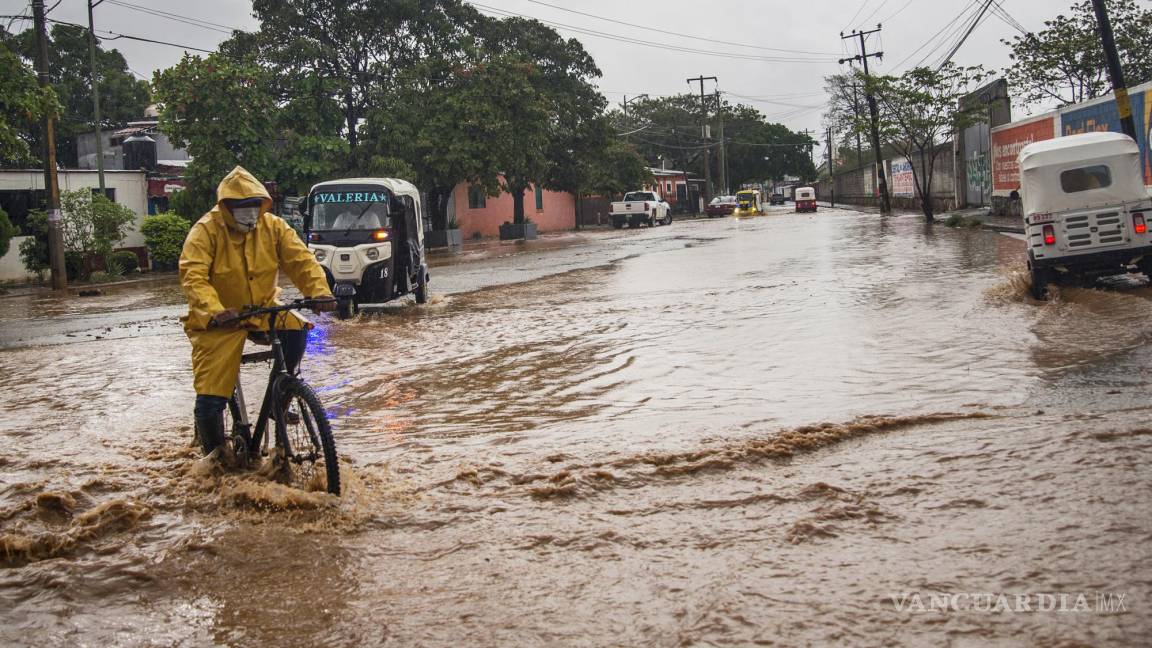 $!Una personas transita por una avenida inundada en el municipio de Tehuantepec, estado de Oaxaca (México).