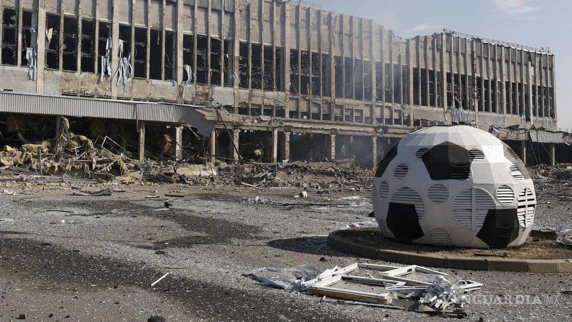 $!En Jarkov, un cohete ruso se impactó contra un complejo deportivo, es domingo 1 de septiembre.