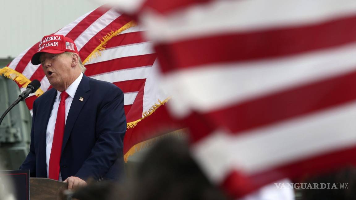 $!El candidato presidencial republicano y expresidente Donald Trump habla con sus seguidores en el Aeropuerto Internacional del Sur de Texas.