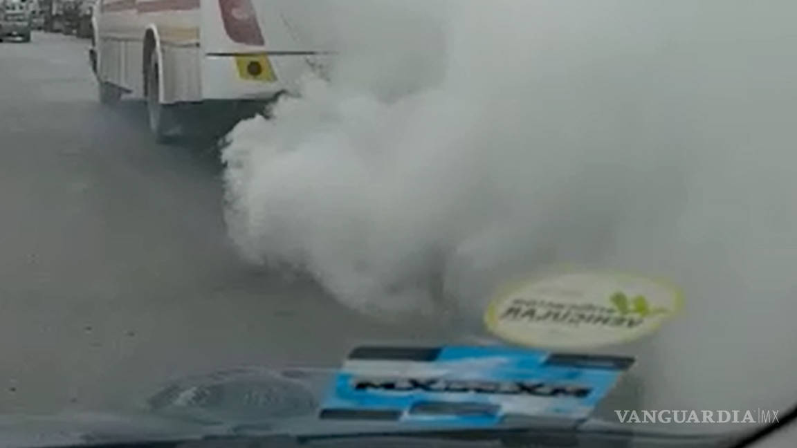 Camión de Saltillo deja sin visión a automovilistas por gigante nube de smog