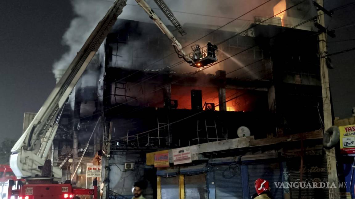 Deja incendio Nueva Delhi al menos de 16 muertos