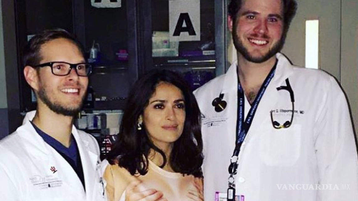 Salma Hayek se disculpa por vestuario “inadecuado” en hospital