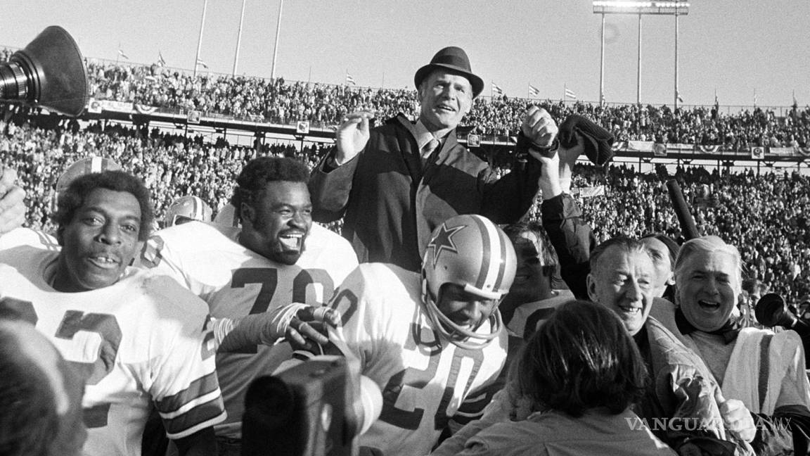 $!El entrenador de los Dallas Cowboys, Tom Landry después de que derrotaron a los Miami Dolphins 24-3 para ganar el Super Bowl el 16 de enero de 1972.