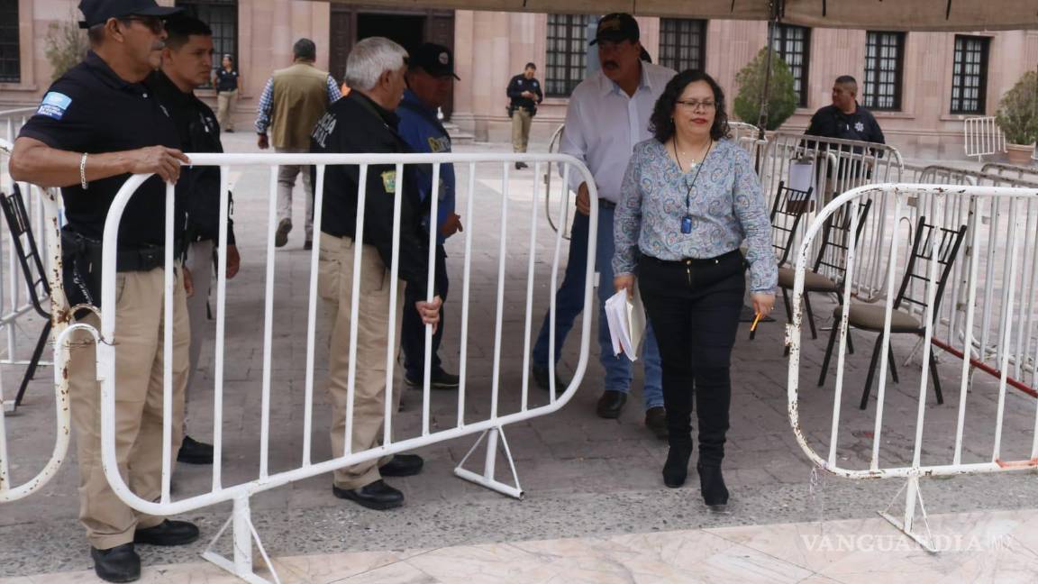 $!Trabajadores pidieron hablar con el Gobernador Miguel Riquelme, pero no se encontraba en sus oficinas.