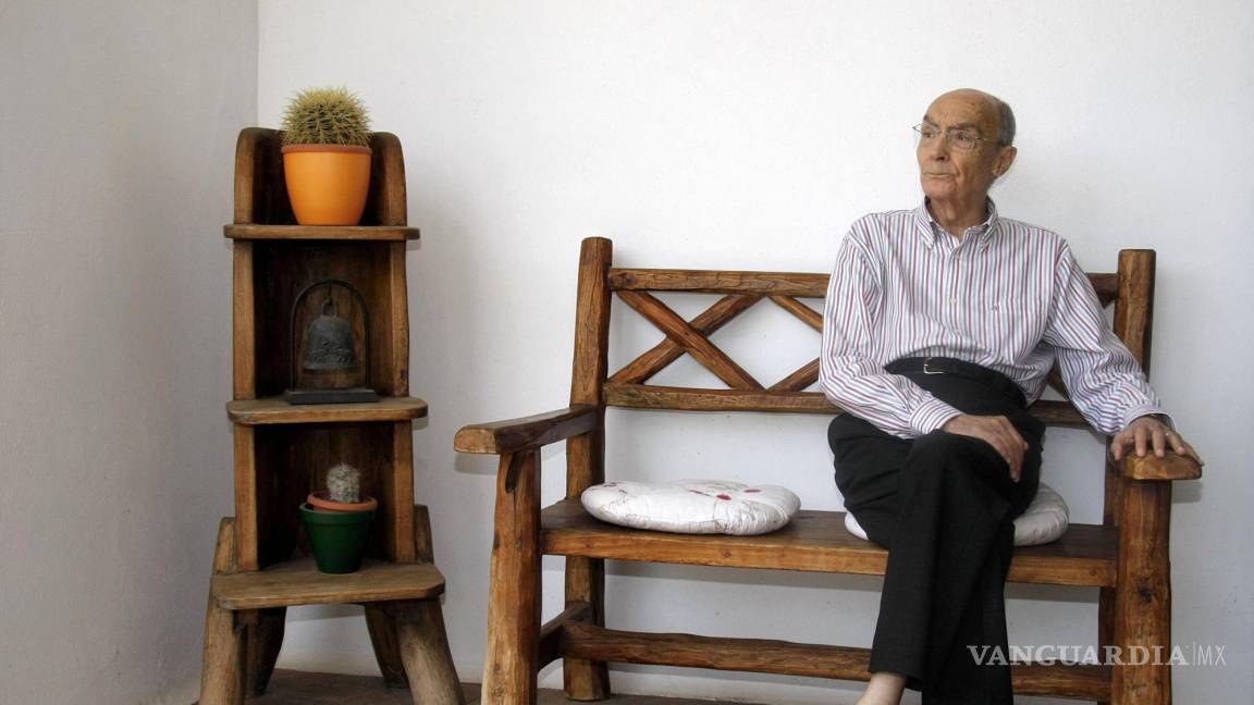 $!El escritor José Saramago en su domicilio en la isla de Lanzarote en una imagen de archivo fechada el 27 de agosto de 2009.