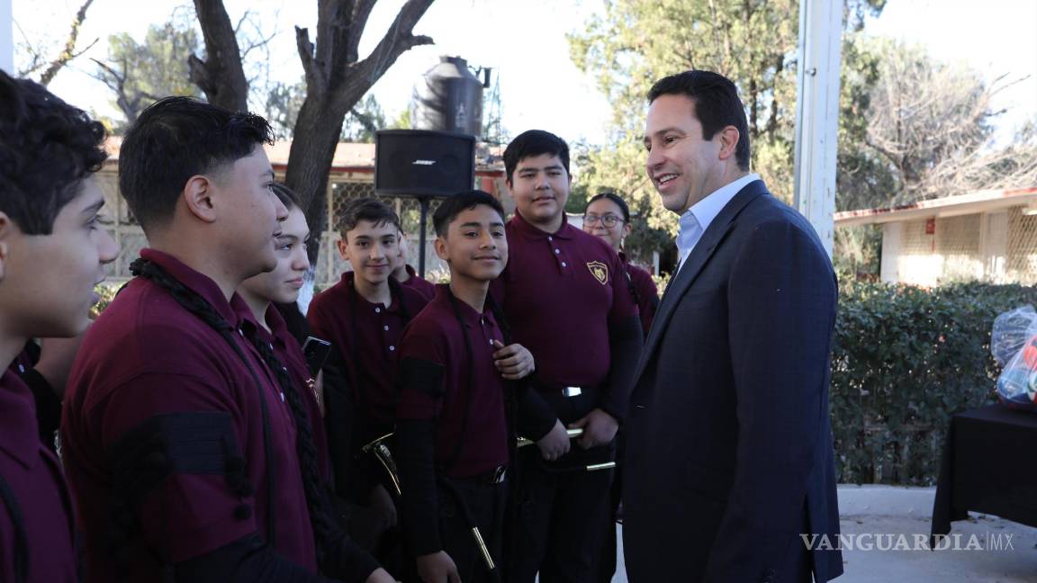 $!Estudiantes de la primaria Miguel Hidalgo y Costilla agradecen al alcalde por su visita y el apoyo brindado a la institución educativa.