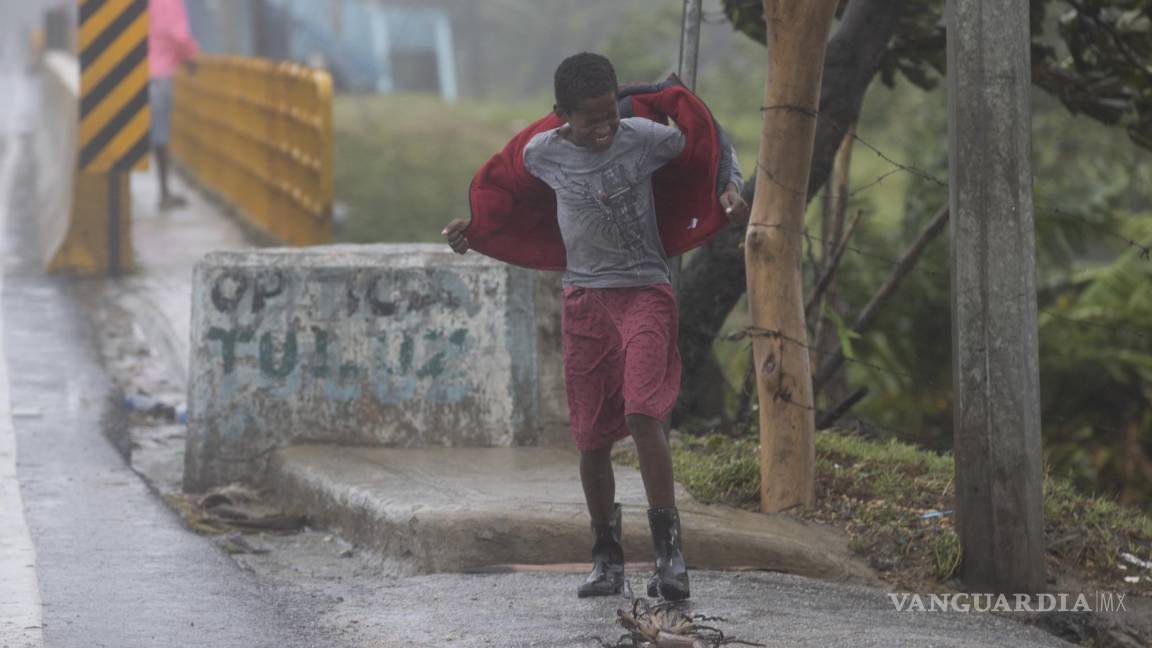 $!Un niño camina en medio de los fuertes vientos durante el paso del huracán Fiona en Nagua, República Dominicana.